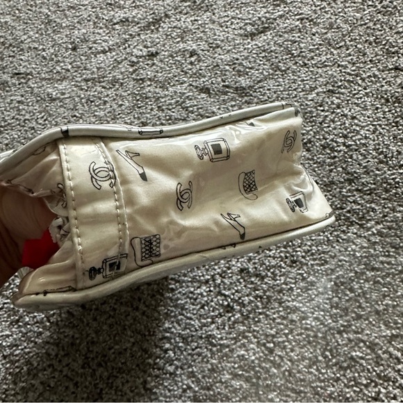 CHANEL Parfum Ivory Patent Icons Logos Large Cosmetic Case RARE FIND! - Picture 4 of 11